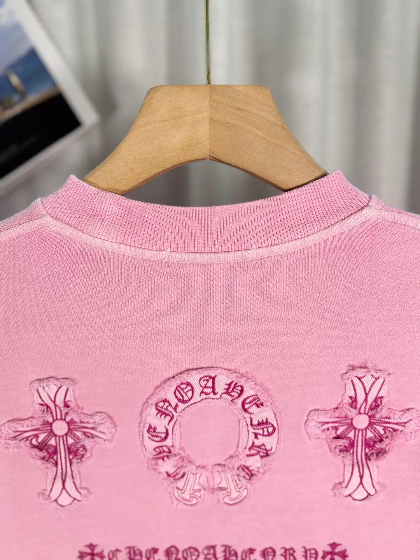 P260 top version, real shot without P, ​​different from market currency) 𝗖𝗵𝗿𝗼𝗺𝗲 𝗛𝗲𝗮𝗿𝘁𝘀/Cro Heart 2025 washed patch embroidery autumn and winter new original single counter American laser burnt 3D three-dimensional color embroidered couple casual sweatshirt 👑The highest version! Customized fabric 430g tripe terry fabric! American acid-washed and distressed original fabric laser burnt ✟appliqué embroidery and exquisite embroidery of letters! The best-selling model in the counter, very comfortable to wear. Accessories: original molded and authenticated collar label➕100% silk wash label. Genuine purchase-grade original hangtag➕matching hanging rope➕3D hanging beads➕original packaging bag. Craftsmanship: The original version has consistent wiring! The highest version of the armhole matching technique! Color: Pink Black Size: S M L XL Style No.: 9333